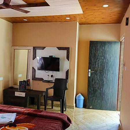 Oak Wood Homestay Banikhet Далхаузи Экстерьер фото